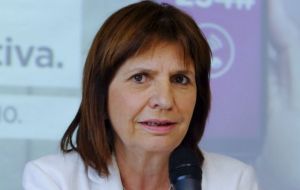 La ministra argentina de Seguridad Patricia Bullrich resaltó el trabajo conjunto con autoridades uruguayas para la restitución de la obra al museo rosarino