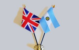 La disputa de soberanía en las Islas Malvinas debe ser resuelta bilateralmente por Argentina y  Reino “teniendo en cuenta los intereses de los habitantes de las Islas”