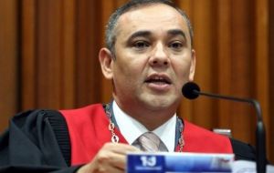 El Maikel Moreno, presidente del TSJ, de línea oficialista, convocó a Maduro para su juramento el jueves a las 10:00 horas locales.