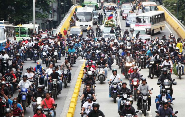 Autos, motocicletas y camiones con hombres encapuchados, camuflados y armados, cruzaron enormes barriadas de Caracas para respaldar a Maduro