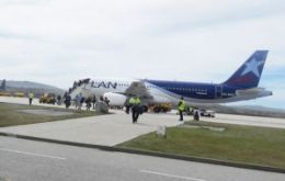 El aeropuerto internacional de Mount Pleasant recibe el vuelo semanal desde Punta Arenas y el puente aéreo con Brize Norton en el Reino Unido   