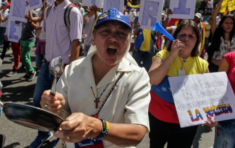  “Invitamos a todos los venezolanos a detenerse donde se encuentren y tocar sus cornetas..., vamos a producir un sencillo acto público civil de paralización del país”