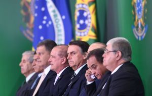 “La Bolsa de Valores alcanzó una máxima histórica. Con salud fiscal y libertad económica, vamos a rescatar la confianza en nuestro país” tuiteó Bolsonaro