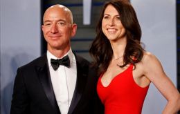 Bezos, 54, posee una fortuna de US$137.000m, según el índice de multimillonarios de Bloomberg, un ranking de las 500 personas más ricas del mundo