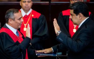 Nicolás Maduro juramentó la presidencia para el período de gobierno 2019-2015 frente al Tribunal Supremo de Justicia (TSJ), cuando la constitución de ese país dicta que es frente al Parlamento que el 