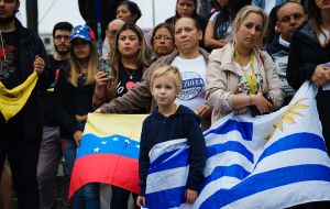 A través de plataformas para inmigrantes venezolanos, residentes en Uruguay de dicho país se reunieron en Montevideo este jueves expresando rechazo a la toma de posesión de Maduro