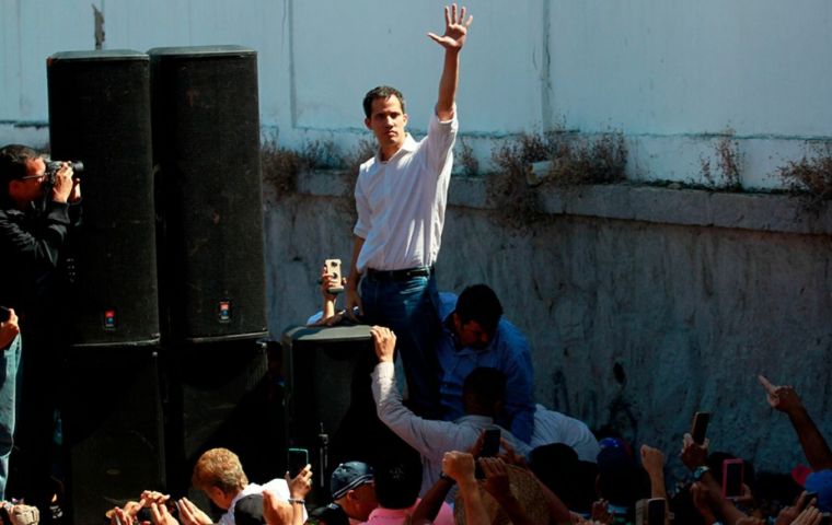 Según el parte oficial, “se había dado una situación irregular,donde un grupo de funcionarios, actuando de manera unilateral, realizaron un procedimiento irregular en contra del diputado Juan Guaidó”.