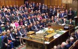 El Parlamento votó 432-202 en contra del acuerdo. Decenas de los propios legisladores conservadores de May se unieron para rechazar el acuerdo. 