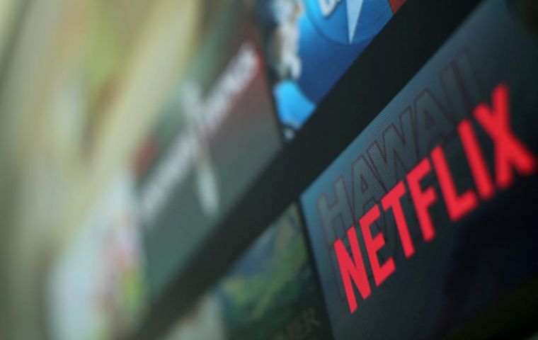 Las acciones de Netflix llegaron a subir 6% tras el anuncio. En lo que va del año, los títulos ya llevan un alza de 30%. 