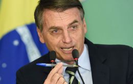 “Para garantizar el legítimo derecho a la defensa, como Presidente voy a usar esta arma”, dijo Bolsonaro señalando el lápiz que utilizaría para firmar la medida