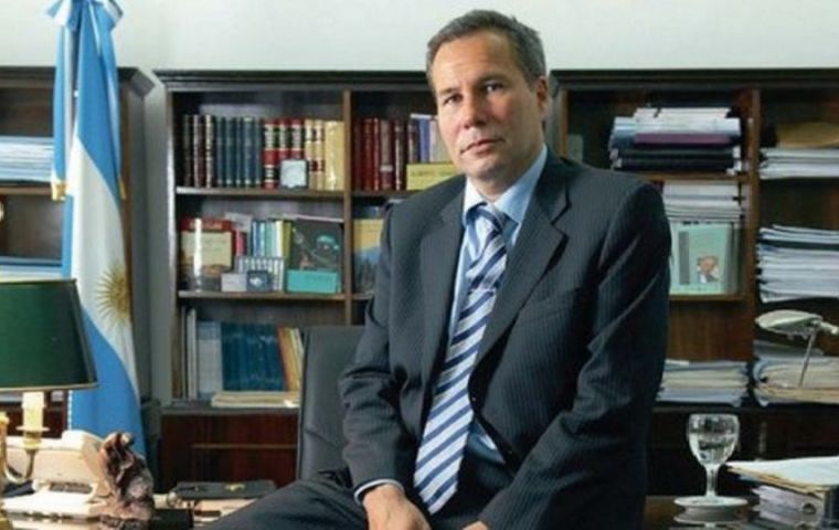 Nisman apareció muerto de madrugada, el 18 de enero, en el baño de su apartamento. Tenía un balazo en la cabeza