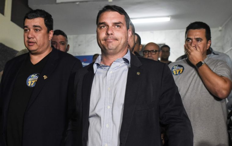 Según el noticiero Jornal Nacional, el senador Bolsonaro habría recibido en su cuenta bancaria, entre junio y julio de 2017, 48 depósitos por 96.000 reales