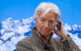 Lagarde instó a los responsables de la formulación de políticas a abordar las vulnerabilidades económicas, especialmente reduciendo la alta deuda del gobierno.