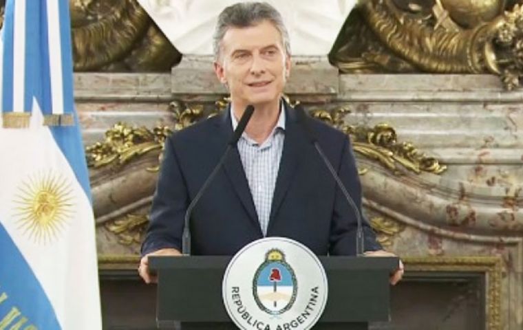 El anuncio de la decisión de impulsar este decreto lo hizo el propio presidente argentino en el Salón Blanco de la Casa Rosada