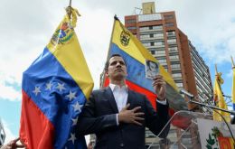 Guaidó, autoproclamado presidente, instó a todas las Embajadas presentes en Venezuela a desconocer cualquier orden que provenga fuera del “poder legítimo” del país.