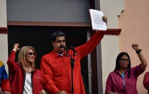 Desde el balcón del palacio, ante miles de seguidores, Maduro dijo que se quedará en su puesto y denunció un intento de desbancarlo orquestado por Estados Unidos