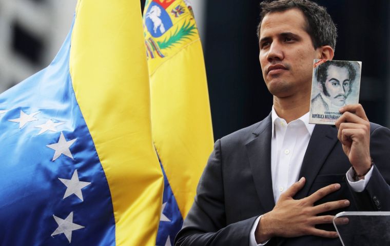 ”Respaldamos por completo a la Asamblea Nacional elegida democráticamente, con Juan Guaidó como su presidente”, afirmó el portavoz de May. 