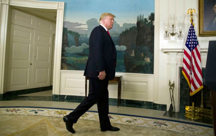 “Muy sencillo, sin un muro no funciona”, escribió Trump en Twitter, en un mensaje dirigido a la presidenta de de Representantes, la demócrata Nancy Pelosi