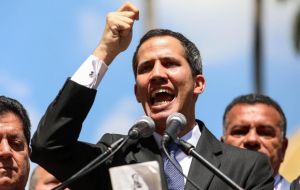 Desde una conferencia de prensa en una plaza de Caracas, Guaidó dijo este viernes que ”países como México y Uruguay deben ver como el chavismo usa al Faes para reprimir a la gente”