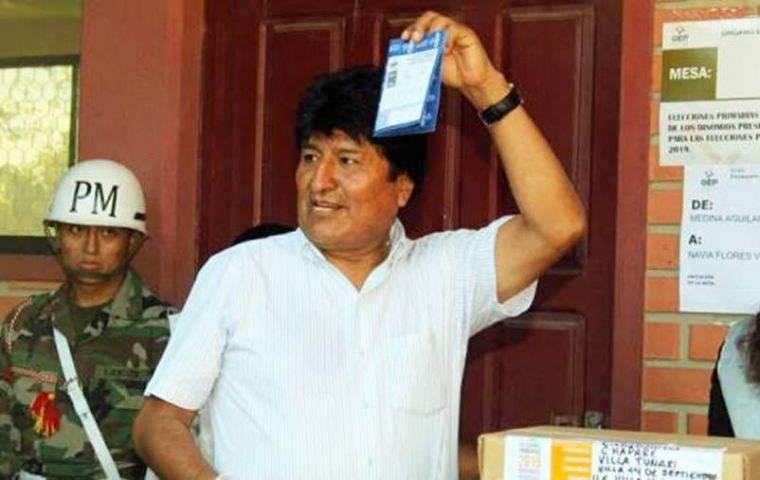 Evo Morales logró un 36,5% de respaldo de sus militantes, y los candidatos opositores alcanzaron entre el 3 y el 7%, con el escrutinio del 90% de los votos