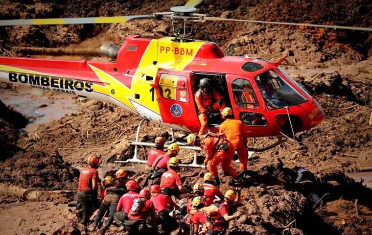 Las labores de rescate se prolongarán durante la noche, ya que los bomberos encontraron otro autobús con víctimas próximo al complejo minero de Vale