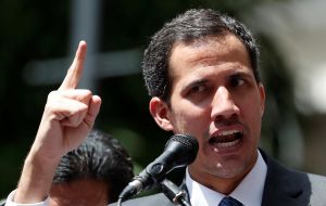 La escalada de la pugna entre el gobierno y la oposición se acentúa, luego que el líder de la Asamblea Nacional Juan Guaidó se declaró presidente interino.