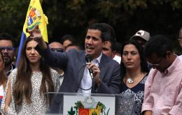 Guaidó dijo querer impedir “que en su etapa de salida y no conforme con todo lo que le han robado a Venezuela, el usurpador y su banda busque raspar la olla”