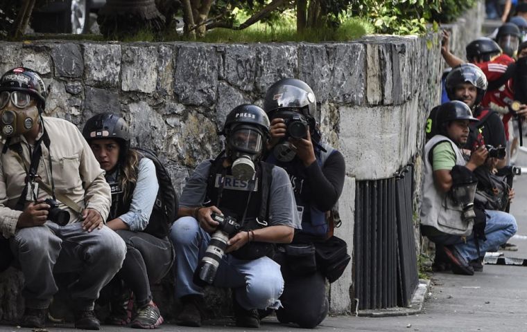 Los comunicadores de la agencia EFE eran un equipo de “refuerzo” que se encontraba cubriendo la crisis venezolana por un plazo de diez días