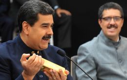 El gobierno de Maduro ha recurrido a la venta de oro para conseguir liquidez, ante la caída de sus ingresos petroleros y el cierre de sus opciones de financiamiento