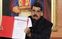 Maduro señaló que le pidió al Pontífice que haga sus mejores esfuerzos para contribuir en el camino del diálogo. “Esperamos una respuesta positiva” (EFE)