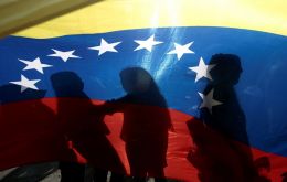 “La actual crisis política y diplomática de Venezuela aumenta los riesgos de mayor sufrimiento económico en el corto plazo”, sostuvo Fitch Ratings