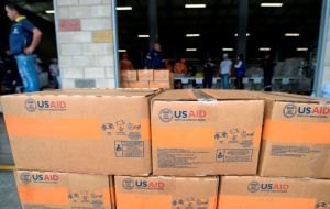 Alimentos y medicinas enviados por EE.UU. permanecen en un centro de acopio en Cúcuta, Colombia, cerca del puente fronterizo Tienditas, bloqueado por militares