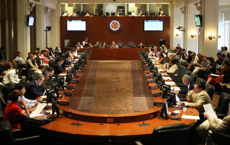 De los 34 miembros activos de la OEA, 19 votaron a favor del texto, seis en contra, ocho se abstuvieron y otro estuvo ausente