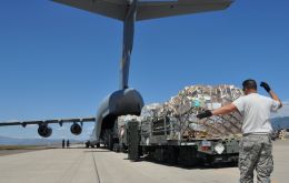 Las aeronaves transportan cajas selladas con el rótulo de la Agencia de Estados Unidos para el Desarrollo Internacional (USAID), contienen alimentos y asistencia para unas 25 mil personas