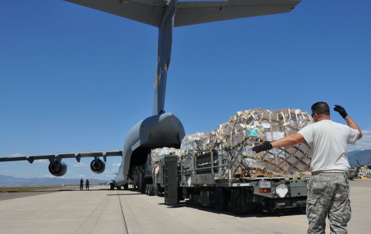 Las aeronaves transportan cajas selladas con el rótulo de la Agencia de Estados Unidos para el Desarrollo Internacional (USAID), contienen alimentos y asistencia para unas 25 mil personas