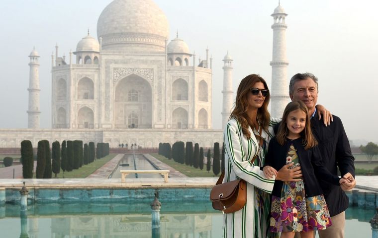 El mandatario argentino, acompañado por la primera dama, Juliana Awada, hizo antes una breve escala en la ciudad de Agra para visitar el Taj Mahal