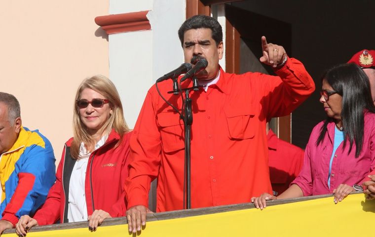 Las elecciones en Venezuela son organizadas por el Consejo Nacional Electoral, donde cuatro de los cinco rectores son manifiestamente militantes del partido de gobierno y sus períodos están vencidos