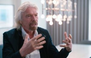 Al saber del “Venezuela Aid Live” organizado por Branson, el músico británico criticó al magnate por ser cómplice de un país que ha hecho daño a Siria e Irak 