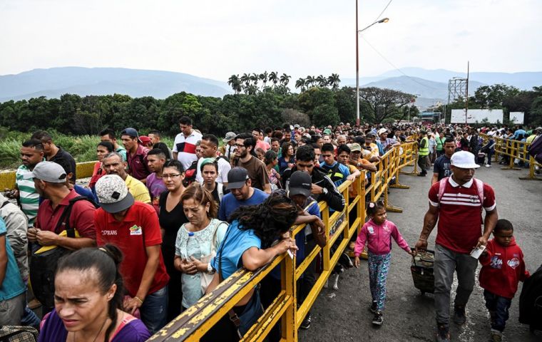 En 2018, 5,000 personas salieron de Venezuela todos los días en busca de protección o de una vida mejor