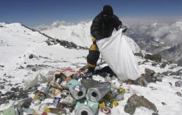 La medida se tomó de forma indefinida para los viajeros debido a que se llevará a cabo una limpieza profunda en varios sectores de la montaña más alta del mundo