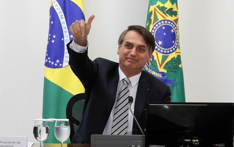 “Brasileños! Vamos a saludar el Brasil de los nuevos tiempos...”dice una carta firmada por el ministro de Educación, Ricardo Vélez Rodríguez