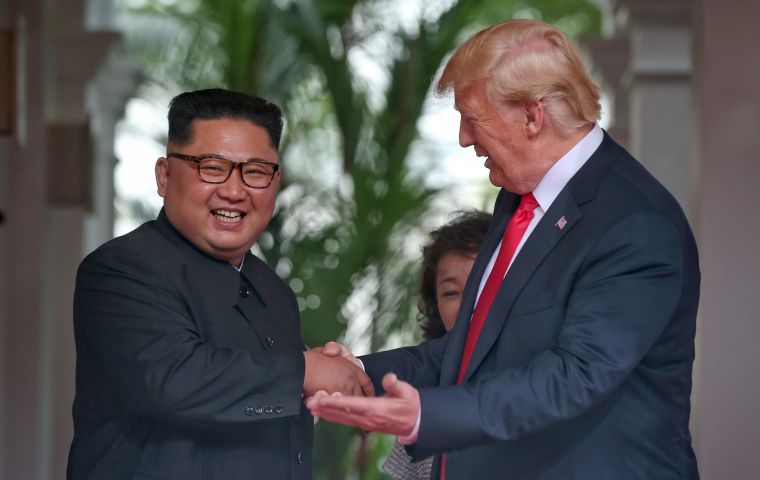 “Vietnam está prosperando como pocos lugares en la tierra. Corea del Norte podría ser igual, y muy rápidamente, si se desnucleariza”, escribió Trump
