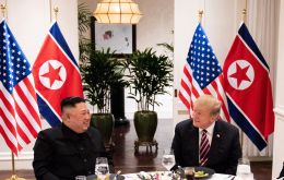 La portavoz calificó de “muy buenas” y “constructivas” las reuniones entre Trump y Kim, poco después de que ambos abandonaran antes de lo previsto el hotel de Hanói 