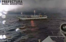 En un operativo que duró tres horas el guardacostas GC-24 “Mantilla” persiguió al buque “HUA XIANG 801” tras ser detectado en la EEZ de Argentina