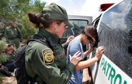 En total, 76.103 personas fueron detenidas después de llegar a Estados Unidos provenientes de México, un récord mensual desde octubre de 2013