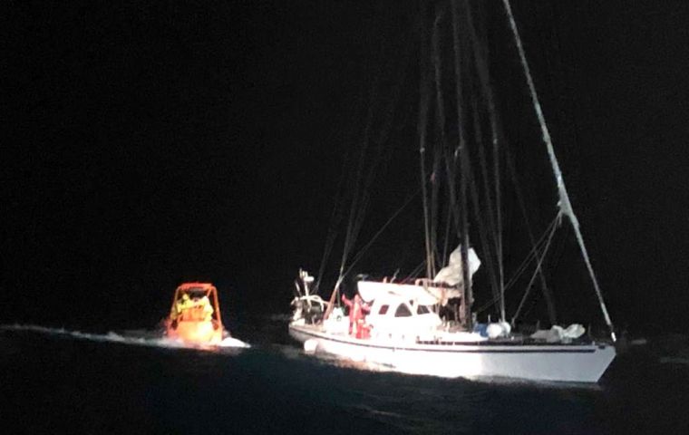 Las fotos muestran a un bote de rescate del Seabed Constructor aproximándose al velero francés Paradise el martes por la noche, cuando se rescató a Pascale Noel