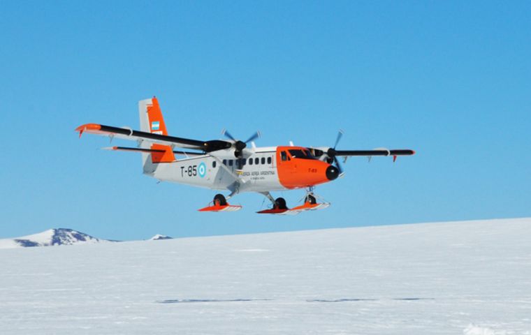 Un helicóptero de la Fuerza Aérea argentina y un avión DH6 Twin Otter en apoyo, lograron transportar 13 científicos checos y 800 kilos de carga a la Base Esperanza 