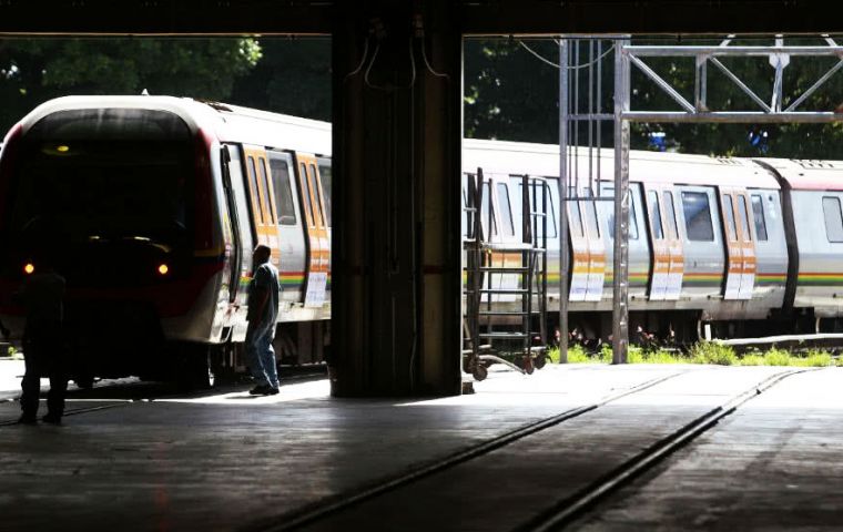 En Caracas el Metro vio suspendida sus actividades por causa de la falla, lo que obligó a miles de personas a caminar largos trayectos para llegar a sus destinos. 