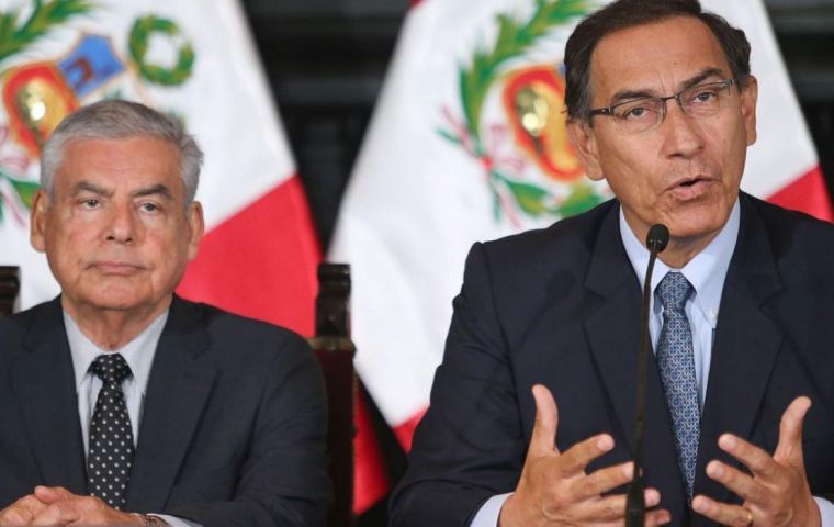 Sin detallar los motivos, la oficina presidencial afirmó en un comunicado que César Villanueva (izquierda) presentó su renuncia al puesto que ocupaba desde abril de 2018 