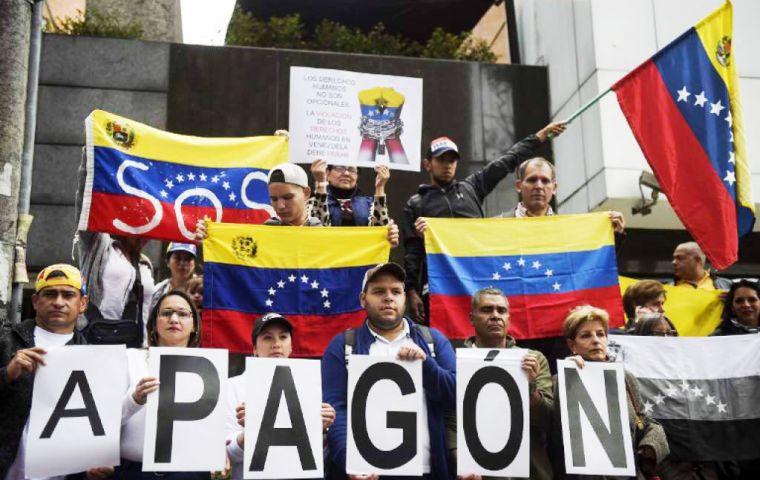 El régimen de Maduro extendió la suspensión de actividades laborales y escolares, que había ordenado la tarde del pasado jueves cuando comenzó el corte eléctrico